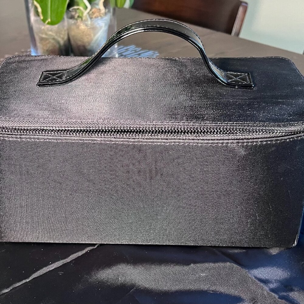 MAC Carry All Make up case